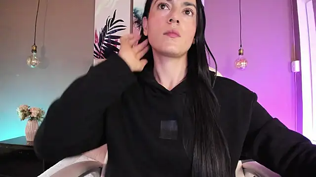 BellaClaiir online show from November 2025 03:05:02 PM