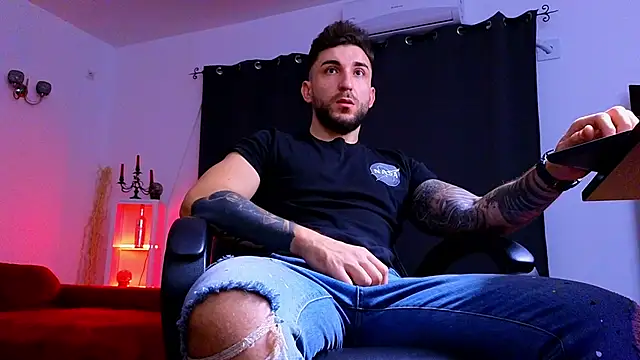 MightyAaron66 online show from November 2025 03:38:01 AM