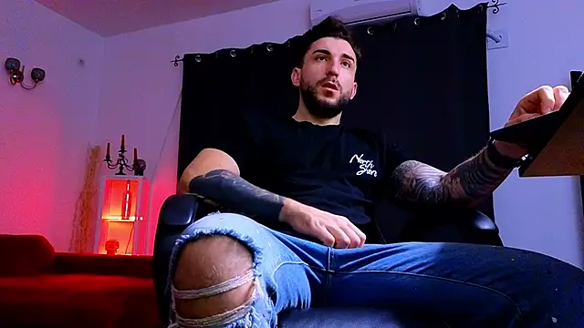 MightyAaron66 online show from December 2025 04:03:01 AM