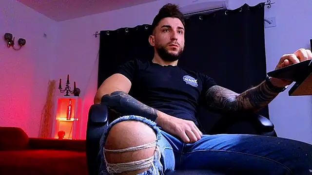 MightyAaron66 online show from November 2025 03:44:01 AM