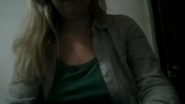 Emilylyn2501 online show from December 2024 10:28:02 PM