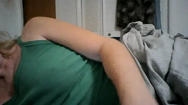 Emilylyn2501 online show from December 2024 08:43:01 PM