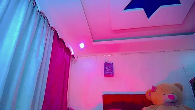 NahomiCamper online show from April 2026 11:07:02 PM