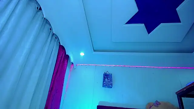 NahomiCamper online show from May 2026 12:25:01 AM
