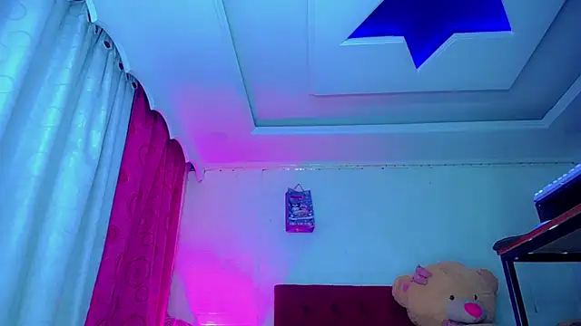 NahomiCamper online show from April 2026 07:07:01 PM