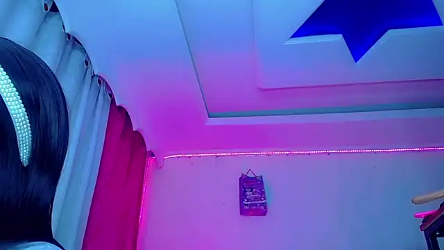 NahomiCamper online show from May 2026 01:46:02 AM