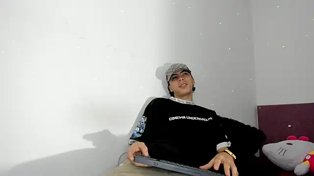 Snapshot of HeellBoy_ chatting on December 2025 01:19:01 AM HeellBoy online show from December 2025 01:19:01 AM