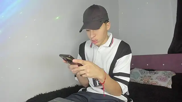 Snapshot of HeellBoy_ chatting on May 2026 06:28:02 AM HeellBoy online show from May 2026 06:28:02 AM