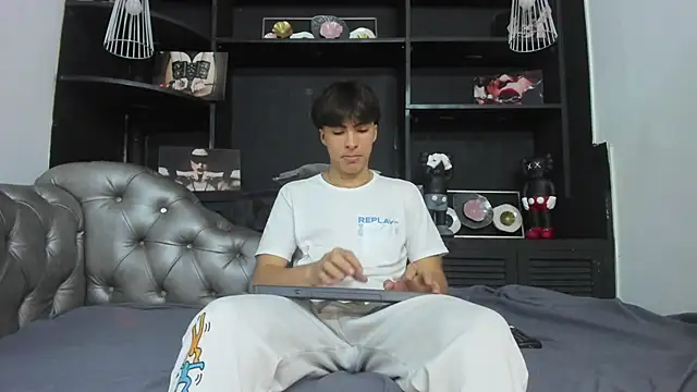 HeellBoy  online show from October 2025 07:47:02 PM