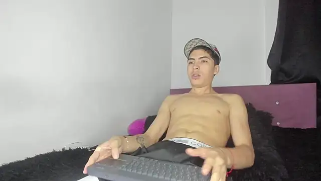 Snapshot of HeellBoy_ chatting on May 2026 02:15:01 AM HeellBoy online show from May 2026 02:15:01 AM