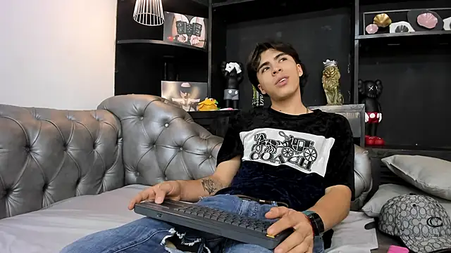 Snapshot of HeellBoy_ chatting on November 2025 04:23:02 AM HeellBoy online show from November 2025 04:23:02 AM