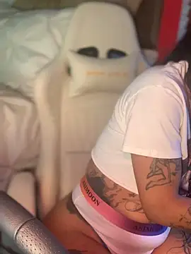 CrownedNyaries online show from December 2024 06:38:01 PM