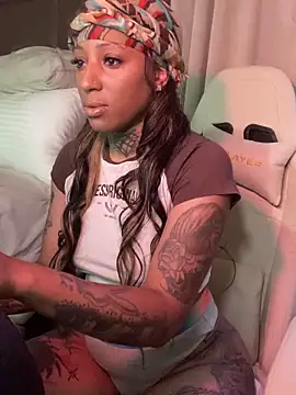 CrownedNyaries online show from December 2024 03:36:01 PM