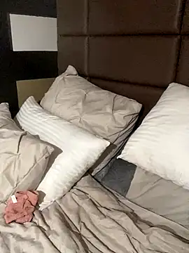 CrownedNyaries online show from December 2024 08:01:01 PM