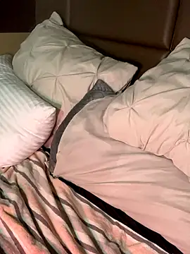 CrownedNyaries online show from December 2024 11:51:01 AM