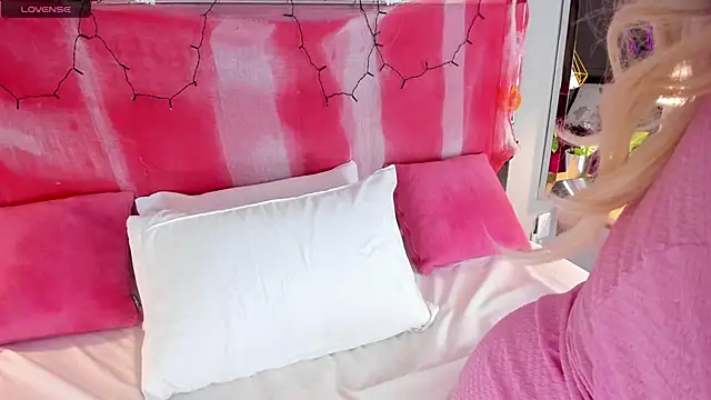 Snapshot of ArticaBelle chatting on November 2025 04:52:02 AM ArticaBelle online show from November 2025 04:52:02 AM