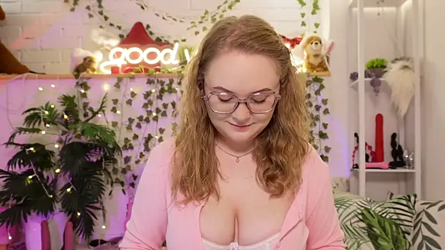 MonicaAsis online show from November 2025 05:23:02 PM