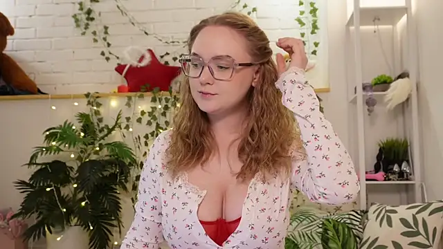 MonicaAsis online show from October 2025 05:35:02 PM