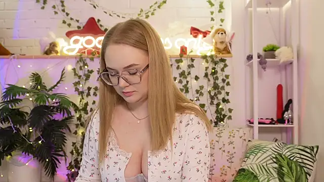 MonicaAsis online show from December 2025 06:11:02 PM