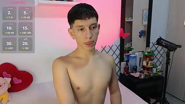 milky  boy  online show from December 2025 04:36:02 AM