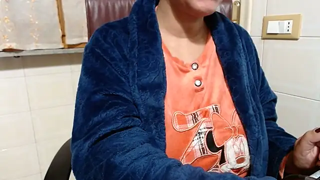 Snapshot of Foxlady2271 chatting on December 2025 03:55:01 PM Foxlady2271 online show from December 2025 03:55:01 PM