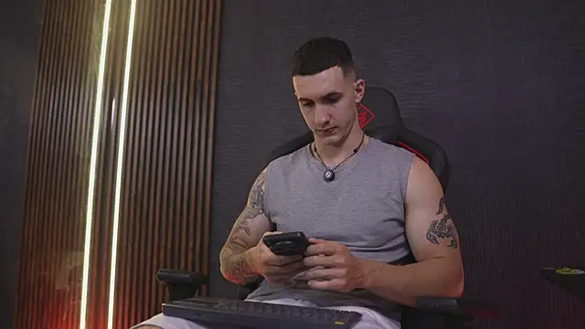 JacksonOlsenn online show from April 2026 08:43:02 PM