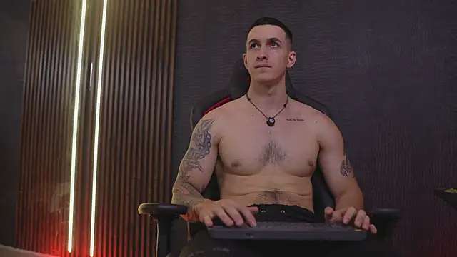 JacksonOlsenn online show from April 2026 08:43:01 PM