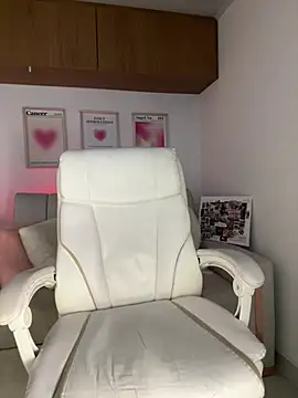 maddy bronw  online show from February 2026 12:44:01 AM