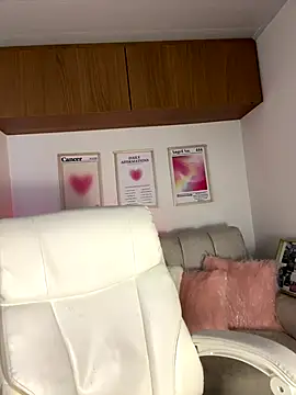 maddy bronw  online show from November 2025 09:15:02 PM