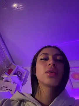 maddy bronw  online show from November 2025 10:35:01 PM