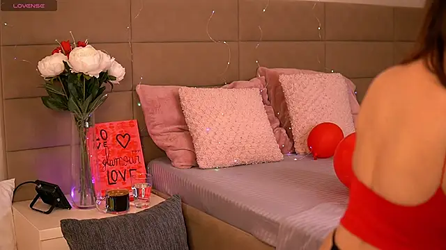 KyraCase online show from February 2026 06:54:01 PM