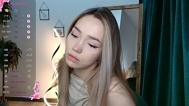 Snapshot of Evia_r0se chatting on December 2024 05:32:02 AM Evia r0se online show from December 2024 05:32:02 AM