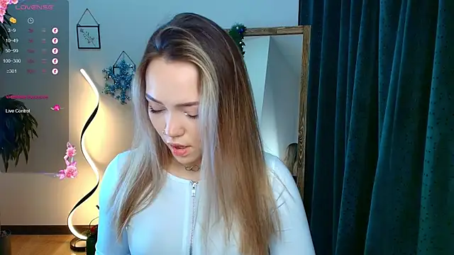 Snapshot of Evia_r0se chatting on December 2024 08:28:02 AM Evia r0se online show from December 2024 08:28:02 AM
