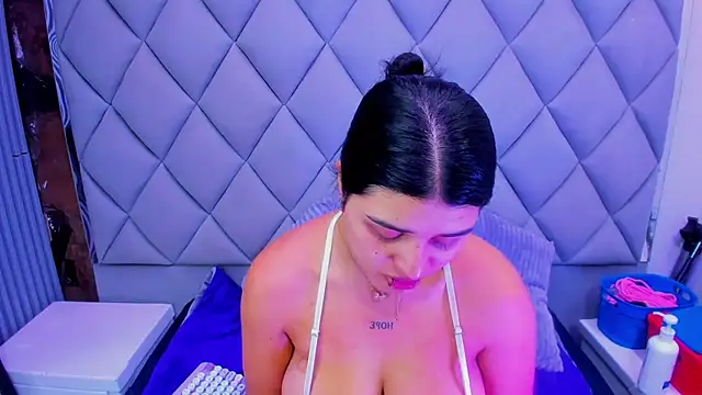 Snapshot of venusowen_ chatting on November 2025 01:59:01 PM venusowen online show from November 2025 01:59:01 PM