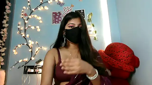 Reena Singh53 online show from November 2025 01:21:01 PM