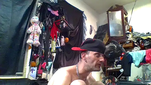 Snapshot of slinginbigD chatting on October 2025 07:04:01 PM slinginbigD online show from October 2025 07:04:01 PM