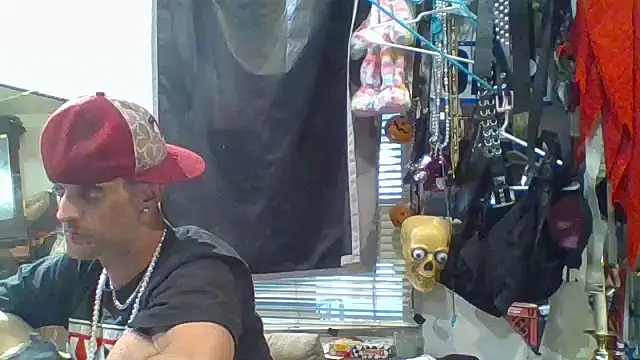 Snapshot of slinginbigD chatting on October 2025 11:06:02 PM slinginbigD online show from October 2025 11:06:02 PM