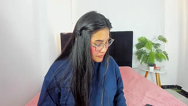 Little Ivy online show from November 2025 03:45:01 PM