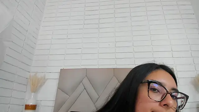 Isis Osman online show from October 2025 07:02:01 PM