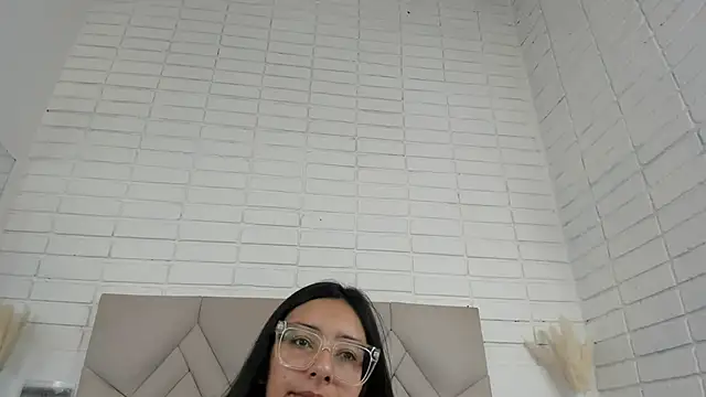 Isis Osman online show from September 2025 01:42:01 PM