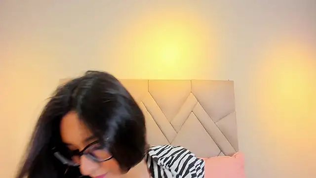 Isis Osman online show from March 2026 07:19:01 PM