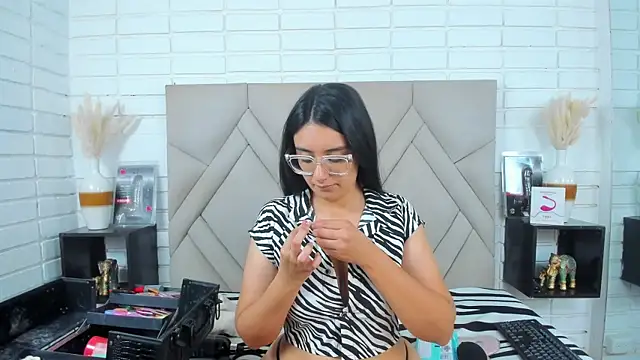 Isis Osman online show from September 2025 07:41:01 PM