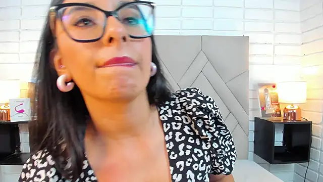 Isis Osman online show from March 2025 11:39:02 PM