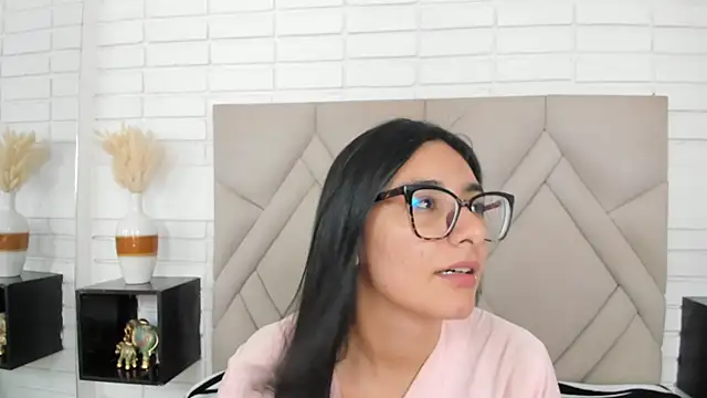 Isis Osman online show from September 2025 07:21:02 PM