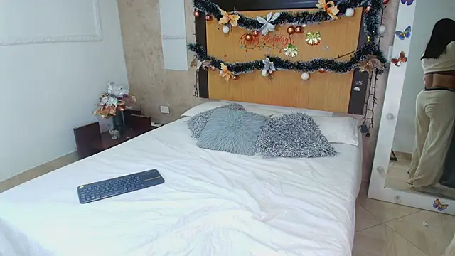 mialopez52 online show from December 2025 11:00:01 PM