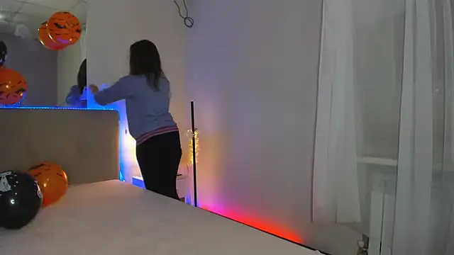 Laura Leee online show from October 2025 05:28:01 AM