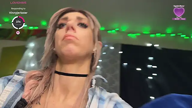 Snapshot of VeronicaRonnieTaylor chatting on November 2025 06:00:02 PM VeronicaRonnieTaylor online show from November 2025 06:00:02 PM