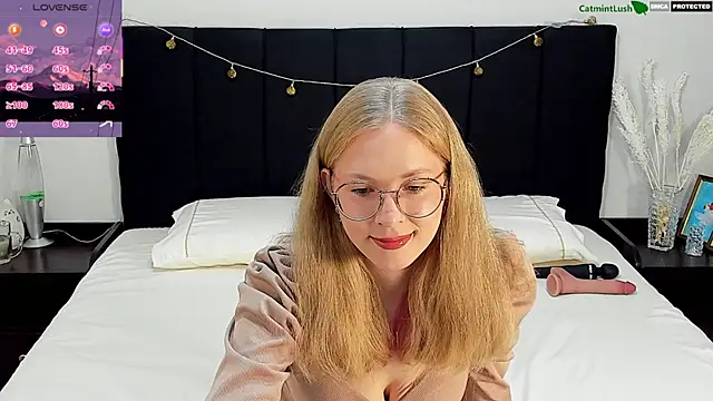 Snapshot of CatmintLush chatting on June 2026 11:43:02 PM CatmintLush online show from June 2026 11:43:02 PM