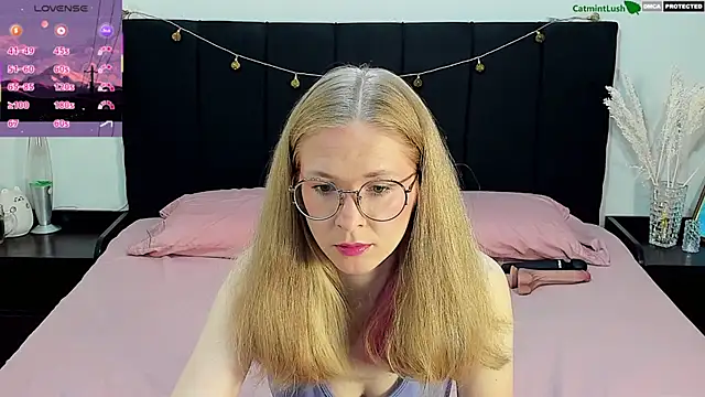 Snapshot of CatmintLush chatting on June 2026 11:32:02 PM CatmintLush online show from June 2026 11:32:02 PM