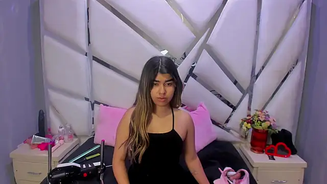 NahomiConnor  online show from September 2025 01:18:01 PM